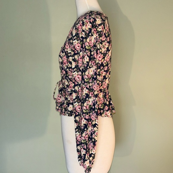 REWIND floral v neck cinch blouse in women’s medium with cuff sleeves - Picture 4 of 9